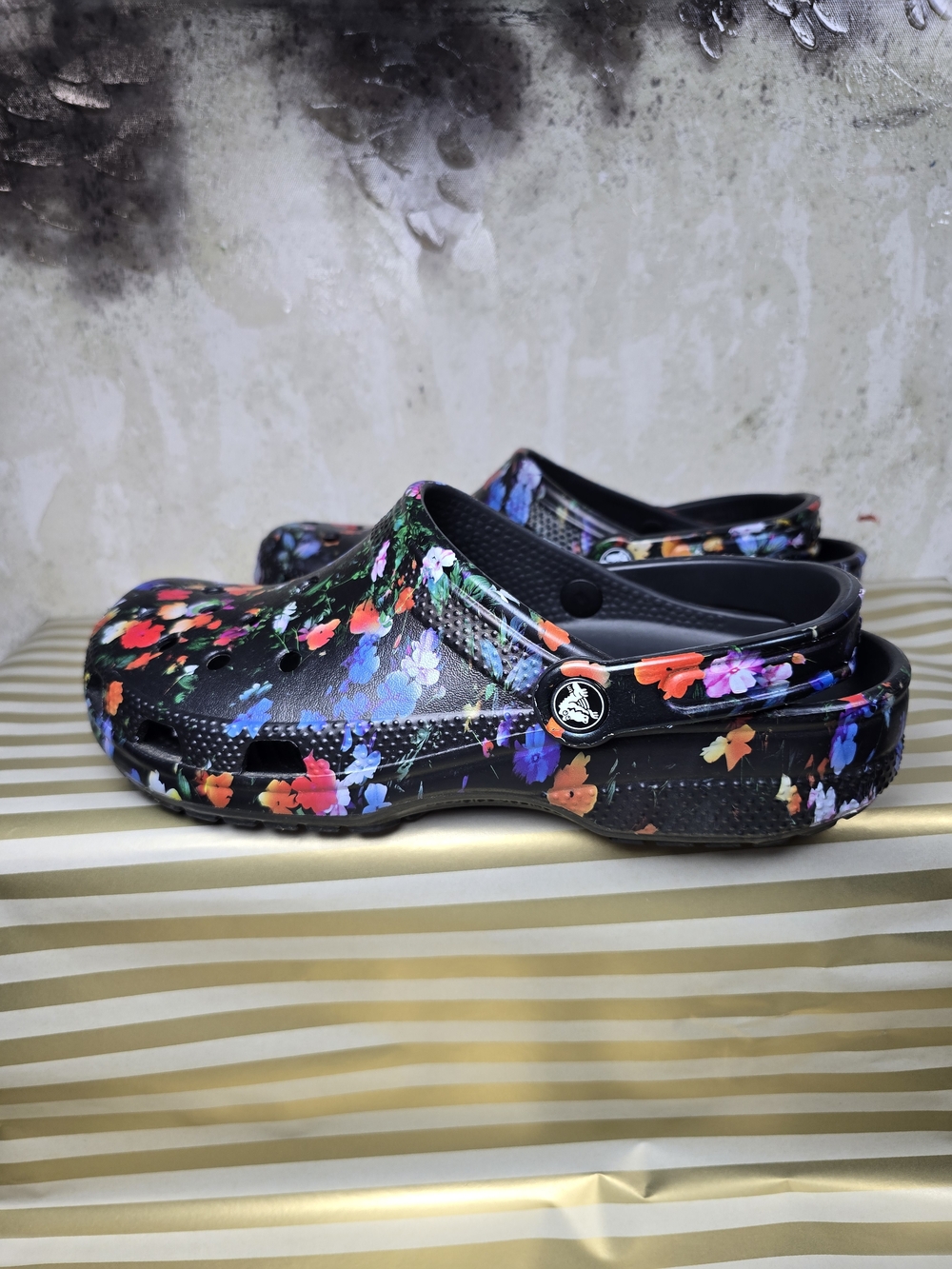 Crocs Black Floral Print Classic Clogs Men’s 9 Women’s 11 - Picture 7 of 7